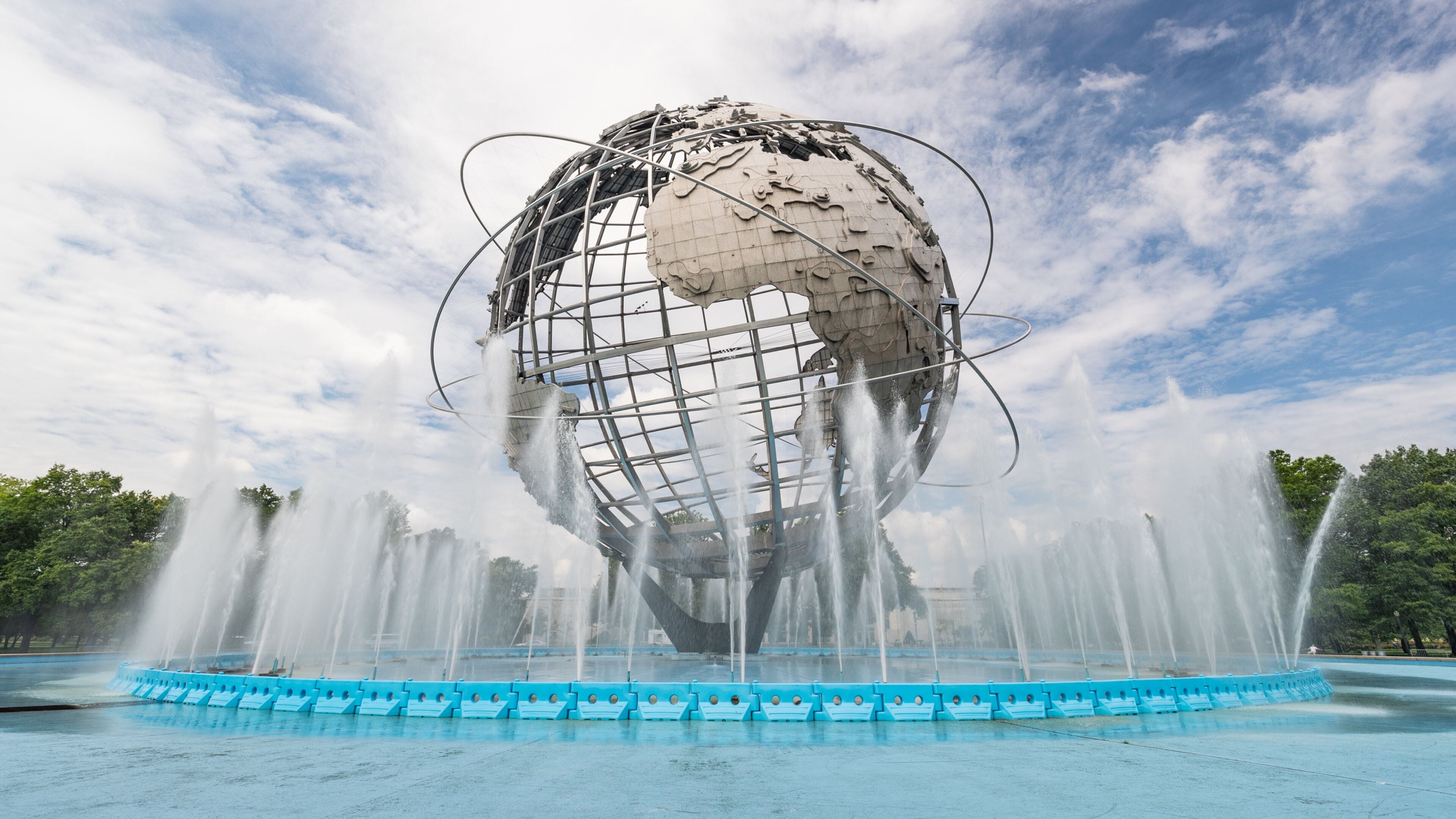 Unisphere featuring a fountain