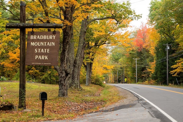 Eine Straße mit einem Schild für den Bradbury Mountain State Park.