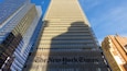 New York Times Building som inkluderar skyltar, en skyskrapa och en stad