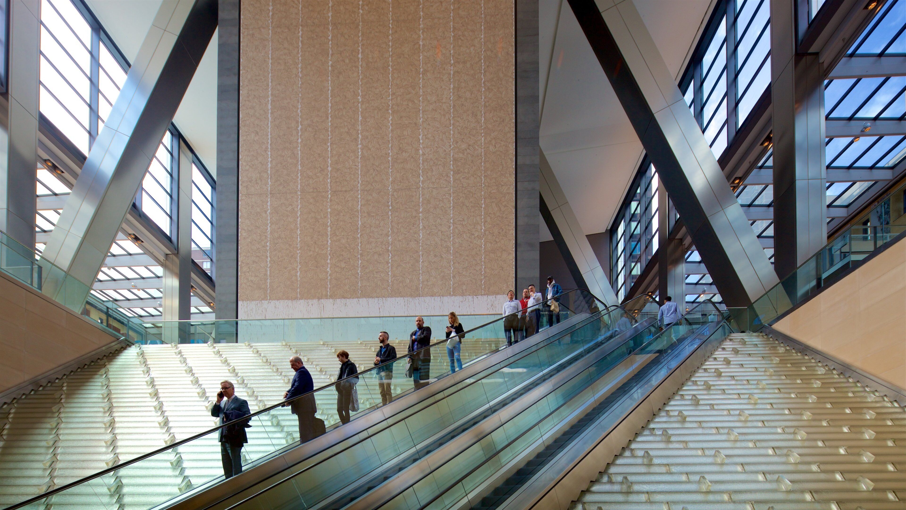 Hearst Tower og byder på interiør såvel som en lille gruppe mennesker