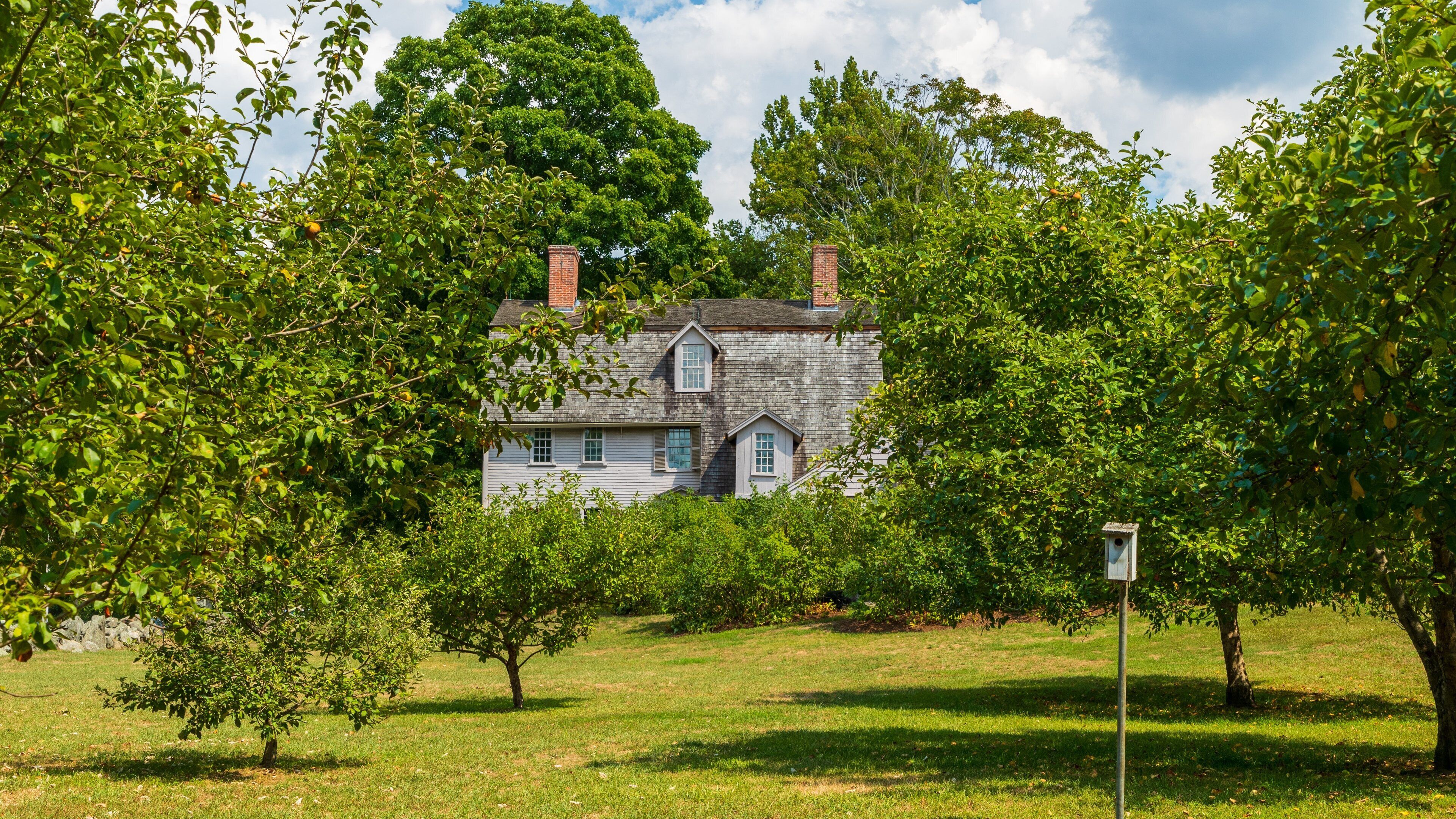 Old Manse showing a house