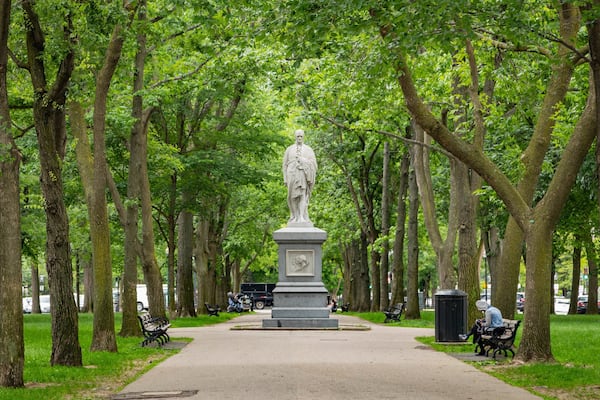 Commonwealth Avenue Mall showing a park and a statue or sculpture
