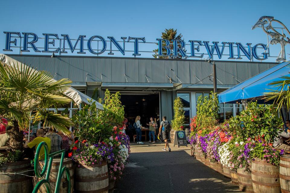 De ingang van Fremont Brewing met terras en kleurrijke bloemdecoraties.
