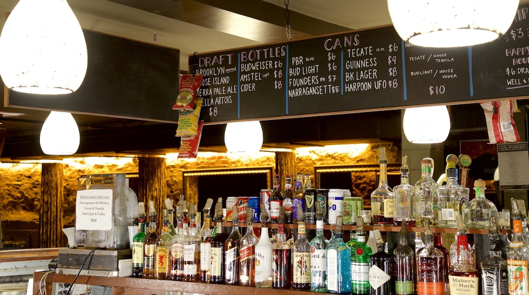 뉴욕 이 포함 실내 전경, 음료 또는 주류 과 바