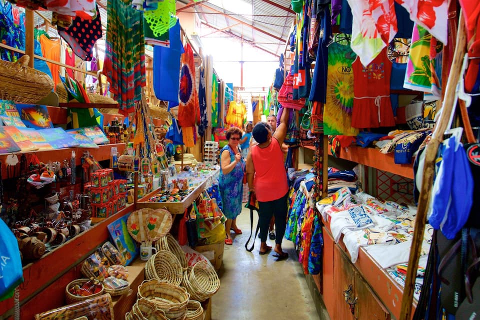 Ein lebhafter Markt mit bunten Textilien und gewebten Körben.