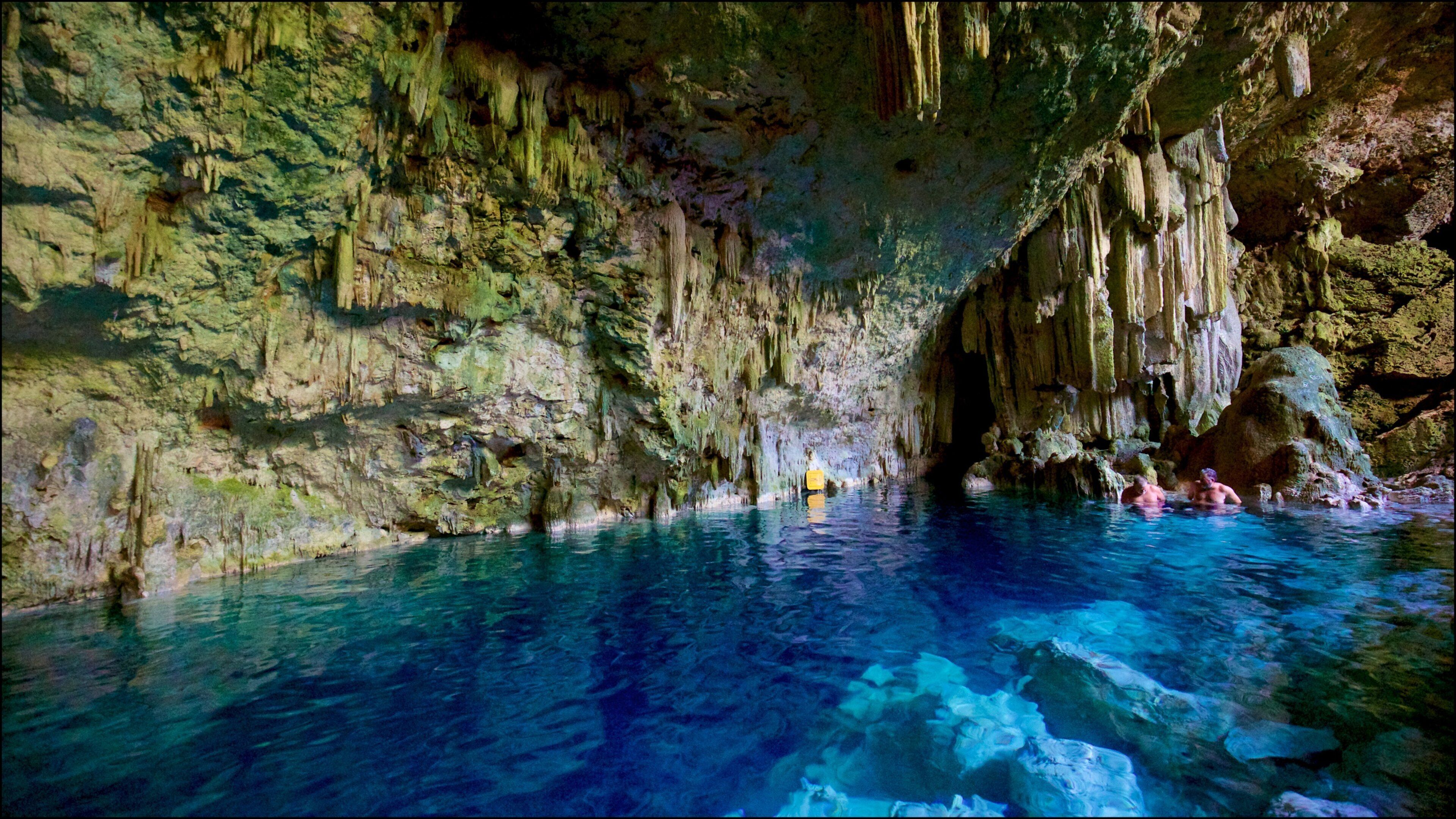 Cueva Saturno som omfatter huler, svømning og en sø eller et vandhul