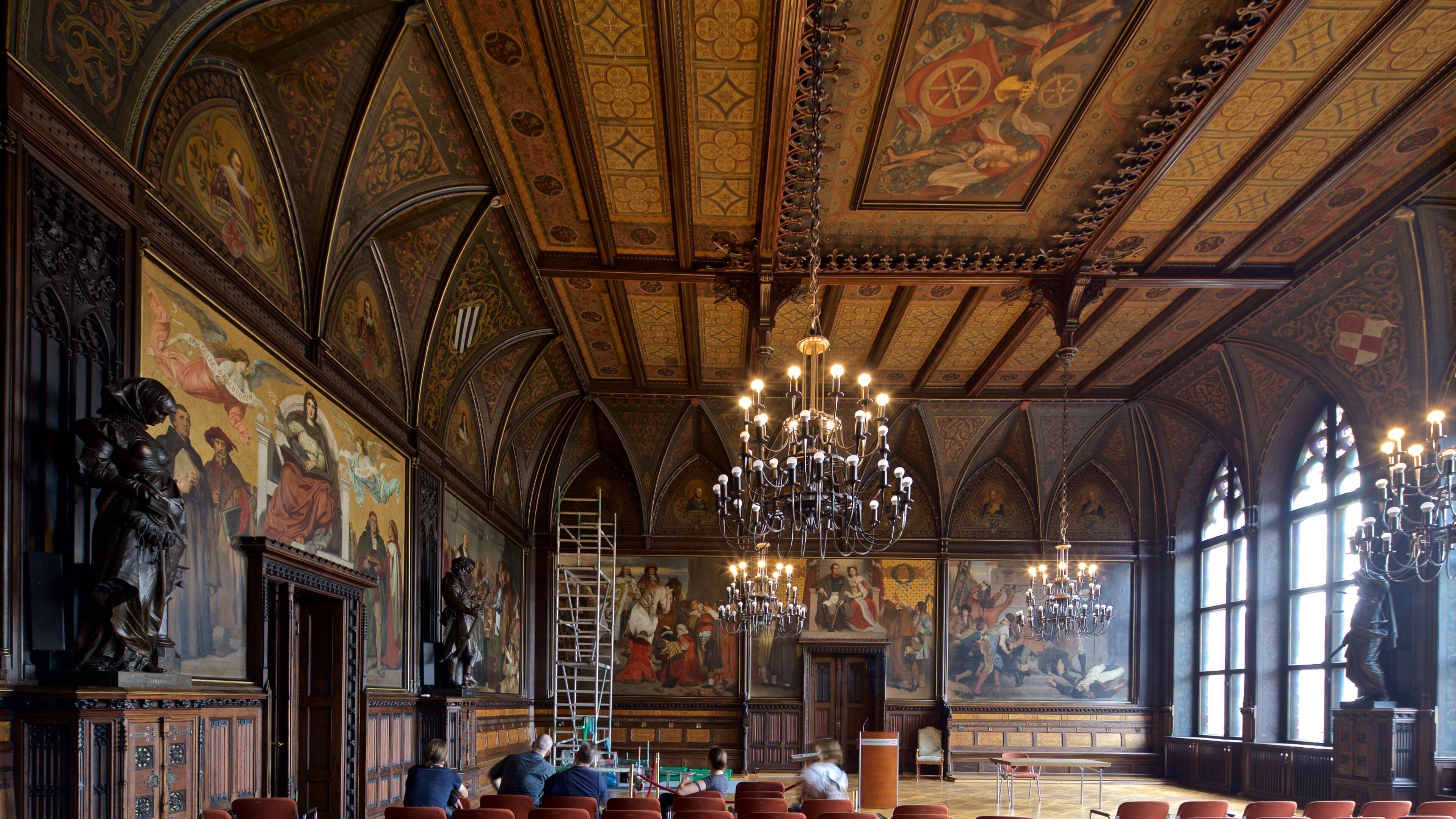 Rathaus fasiliteter samt kirke eller katedral, innendørs og kulturarv