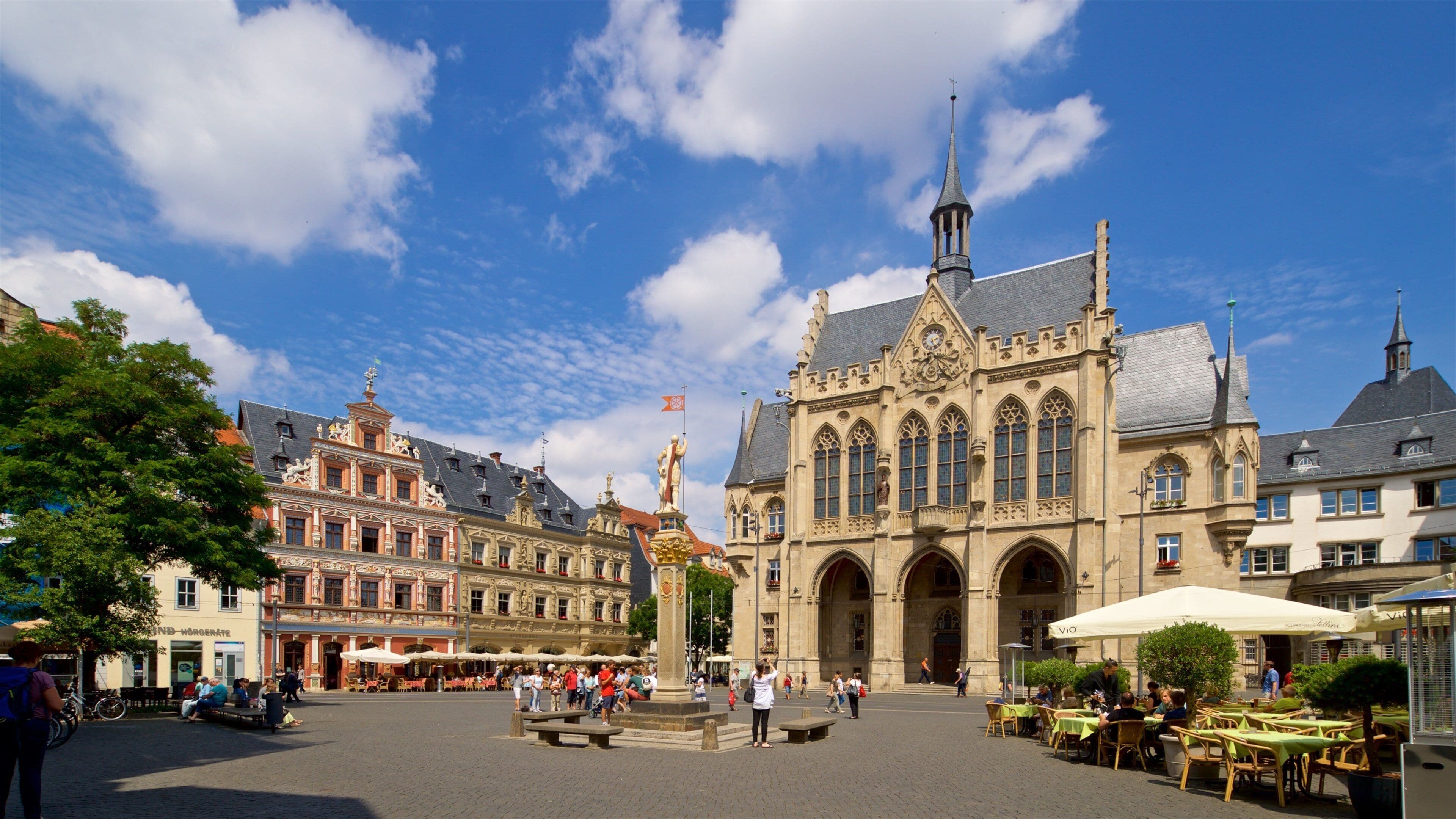 Rathaus mettant en vedette une place publique, une statue ou une sculpture et architecture patrimoniale