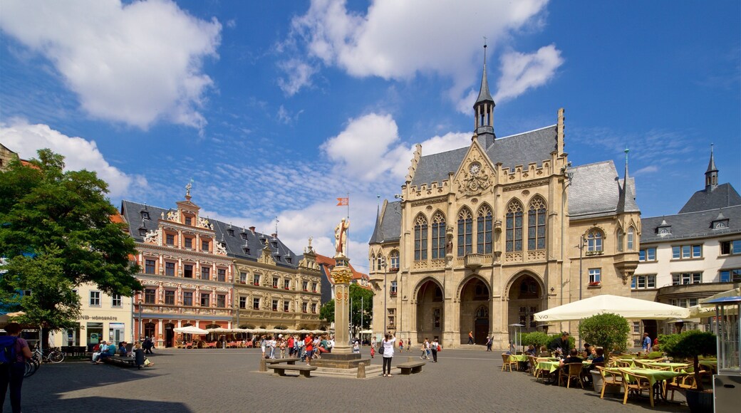 Rathaus mettant en vedette une place publique, une statue ou une sculpture et architecture patrimoniale