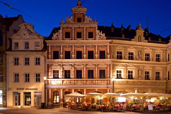 Gildehaus mit einem Geschichtliches und bei Nacht
