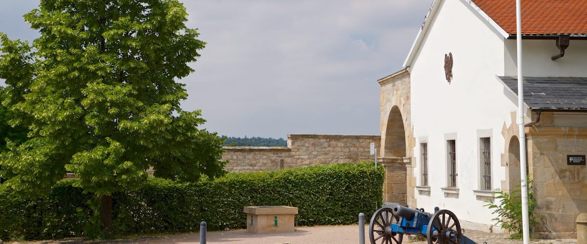 Zitadelle Petersberg mit einem Militärisches und Geschichtliches