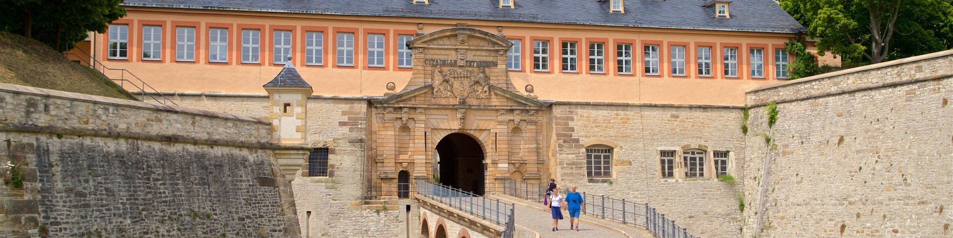 Zitadelle Petersberg mostrando arquitetura de patrimônio assim como um casal
