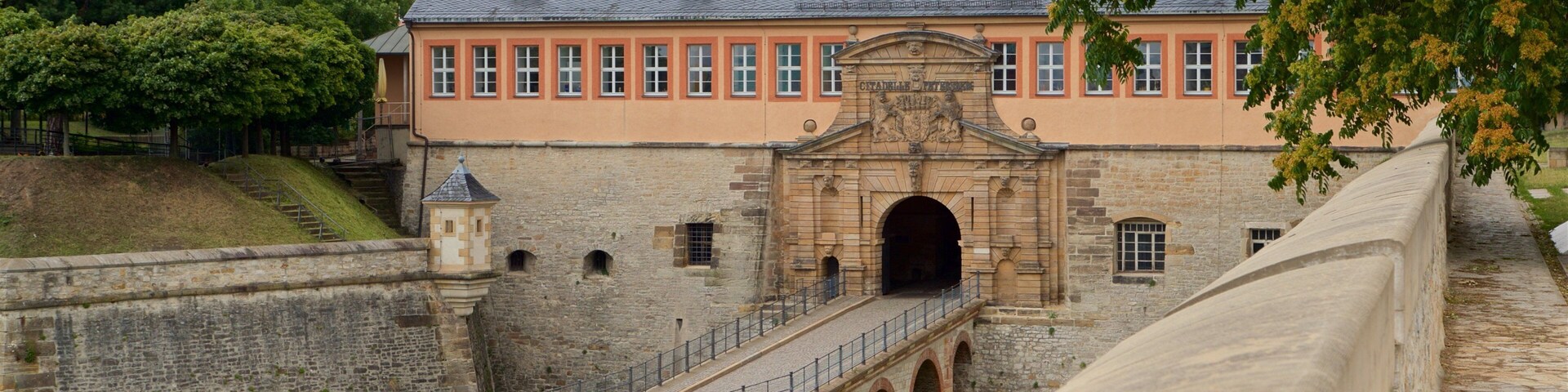 Zitadelle Petersberg 呈现出 歷史建築 和 橋樑