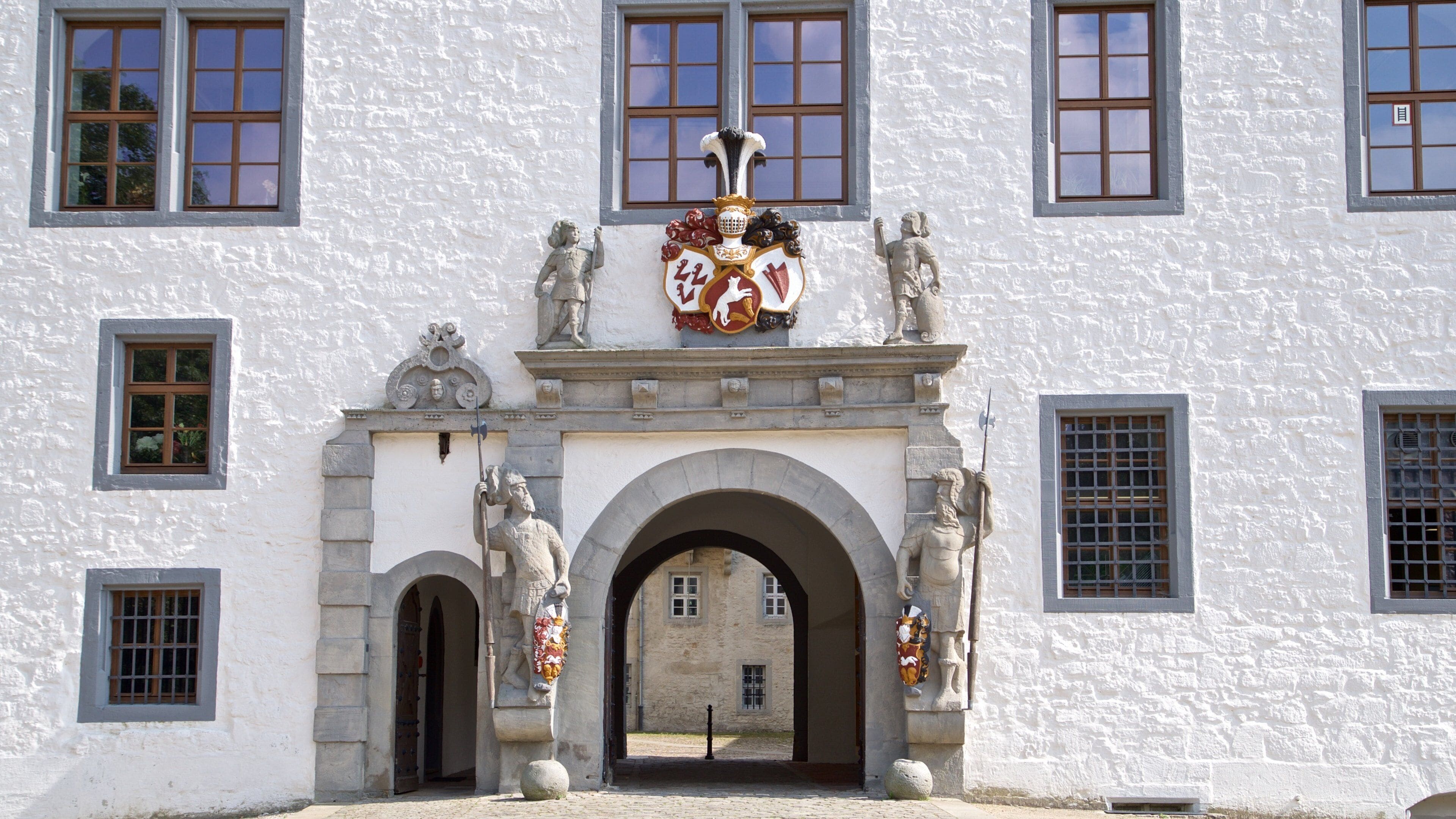 Schloss Wolfsburg joka esittää vanha arkkitehtuuri ja patsas tai veistos