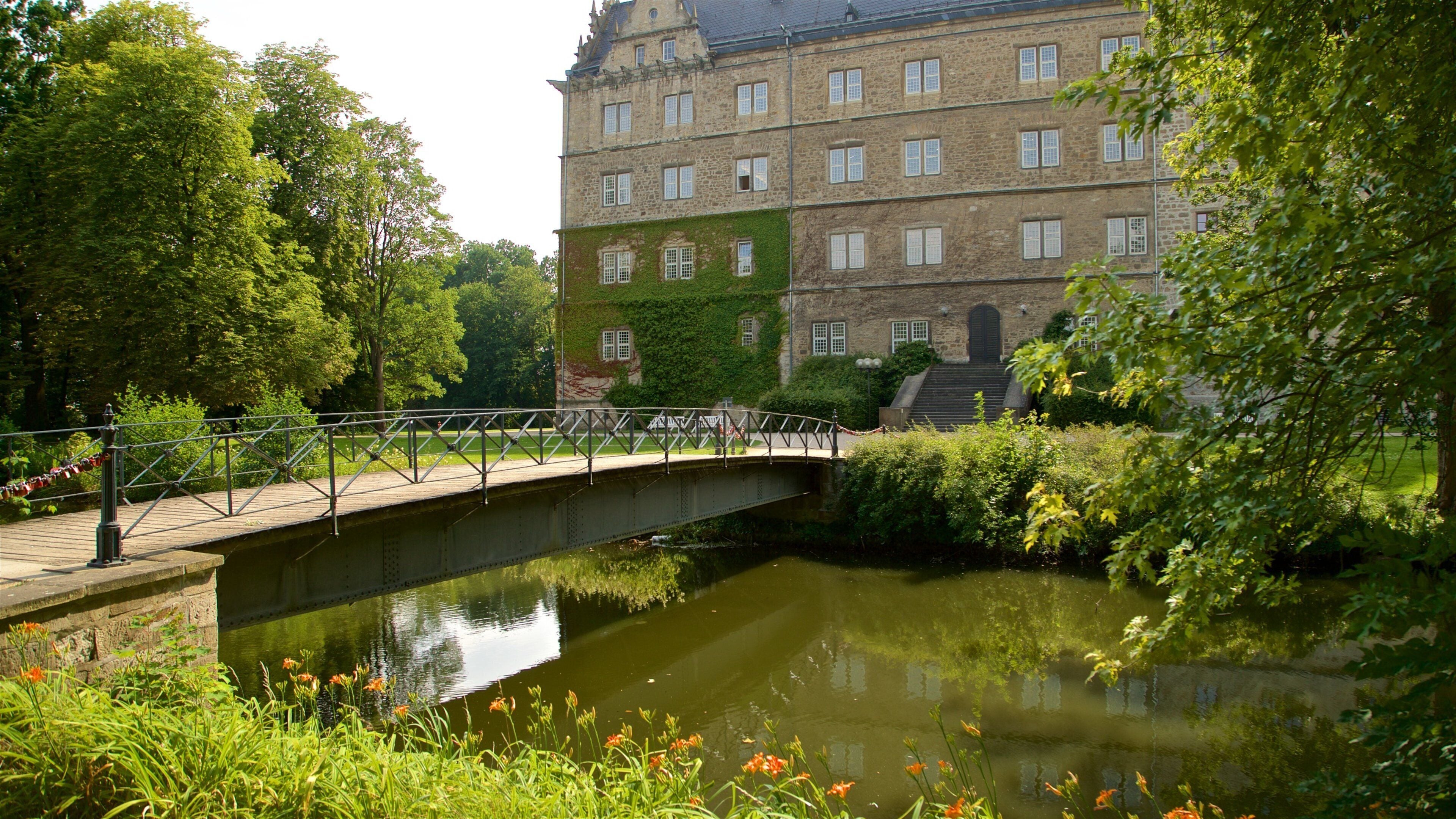 Schloss Wolfsburg 을 보여주는 다리, 강 또는 시내 과 문화유산 건축