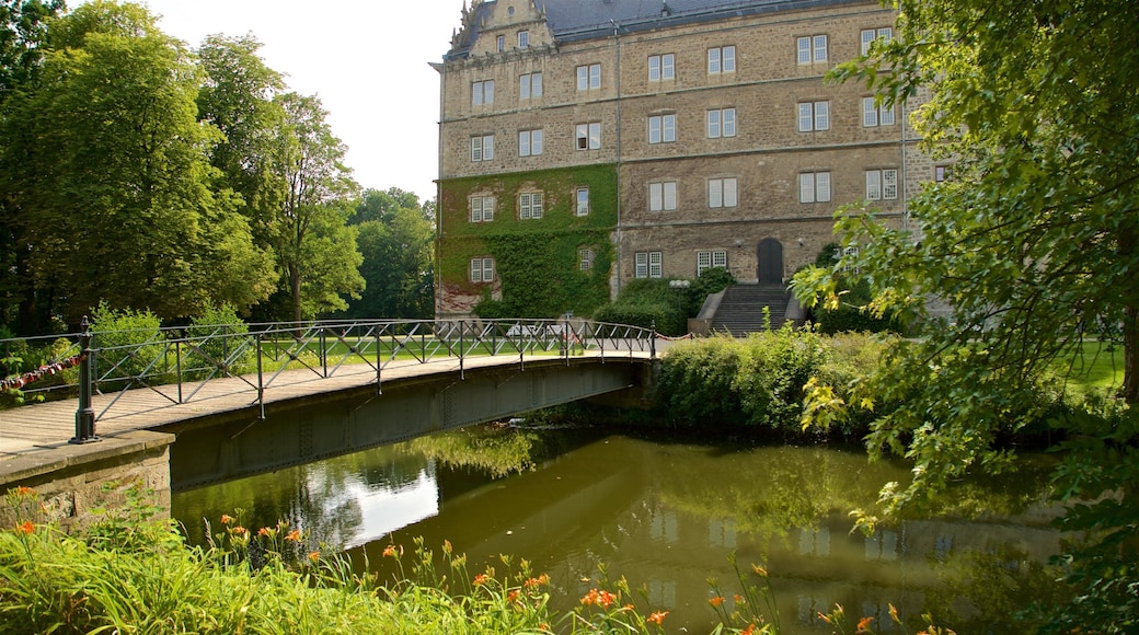 Schloss Wolfsburg 을 보여주는 다리, 강 또는 시내 과 문화유산 건축