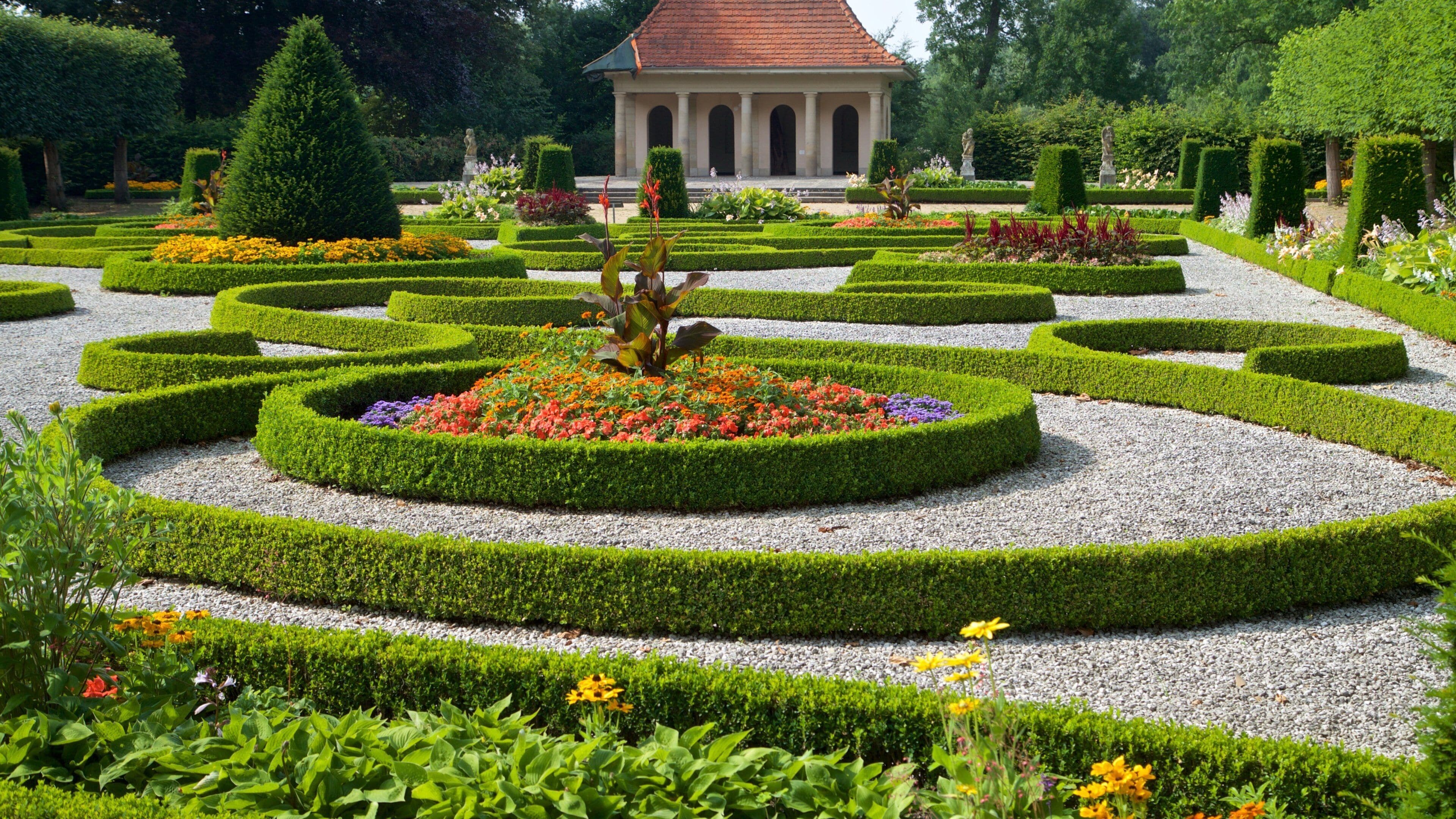 Schloss Wolfsburg mettant en vedette jardin et fleurs sauvages