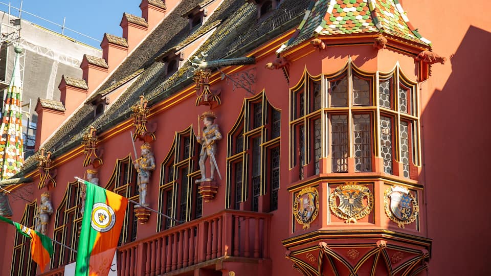 Un edifici amb arquitectura ornamentada, que inclou estàtues i finestres decoratives.