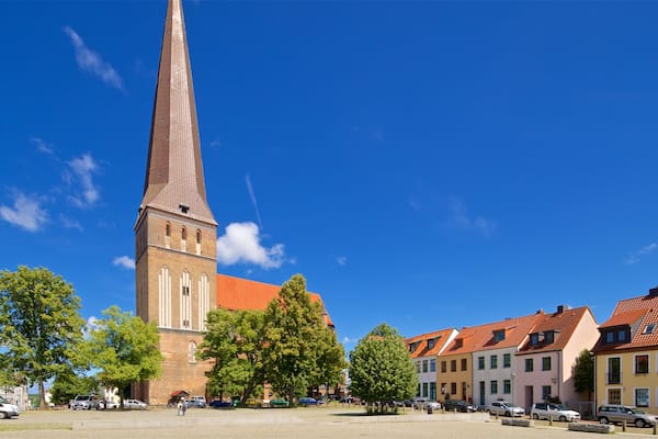 Petrikirche das einen historische Architektur und Platz oder Plaza