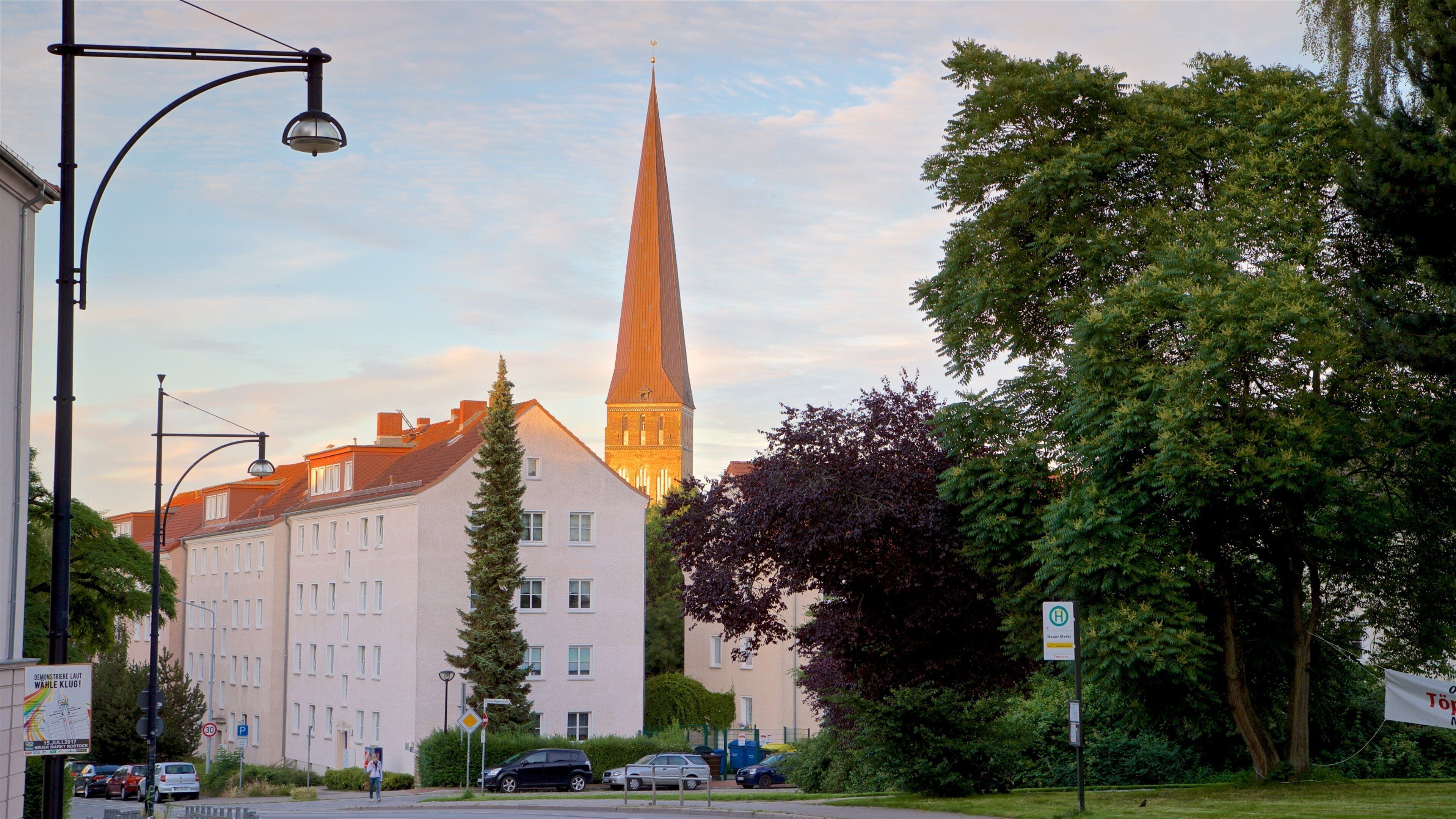 Petrikirche som inkluderar en solnedgång och historisk arkitektur