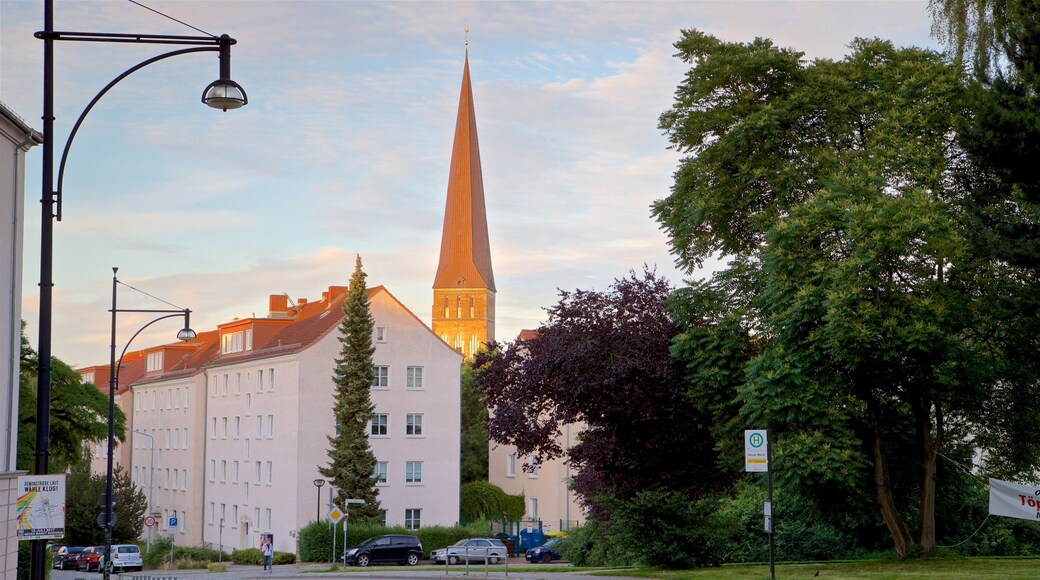 Petrikirche som inkluderar en solnedgÄng och historisk arkitektur