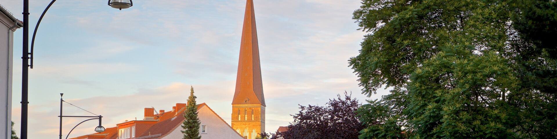 Petrikirche showing a sunset and heritage architecture
