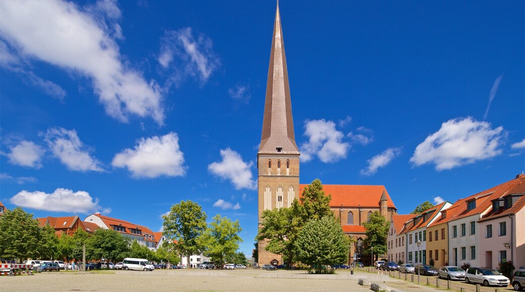 Petrikirche fasiliteter samt torg eller plass og historisk arkitektur