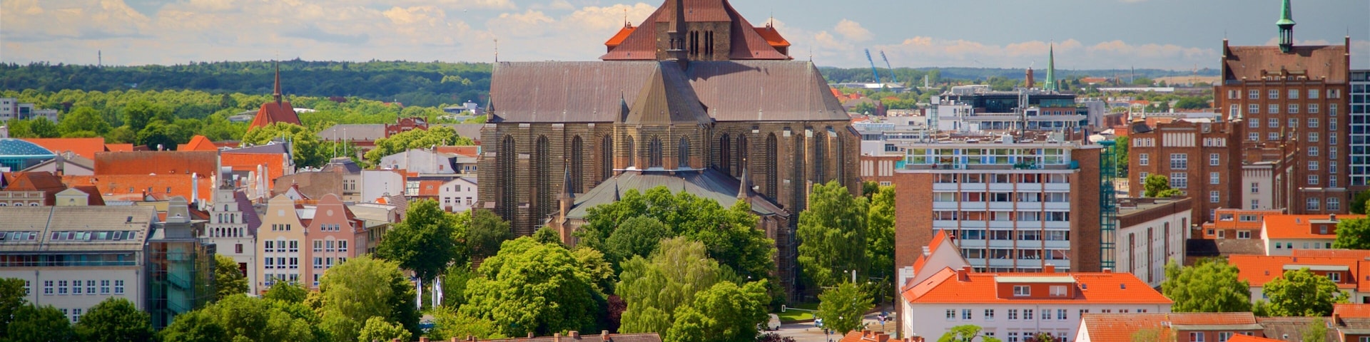 Petrikirche caracterizando arquitetura de patrimônio, paisagem e uma cidade