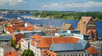 Petrikirche que inclui uma baía ou porto, paisagem e um rio ou córrego