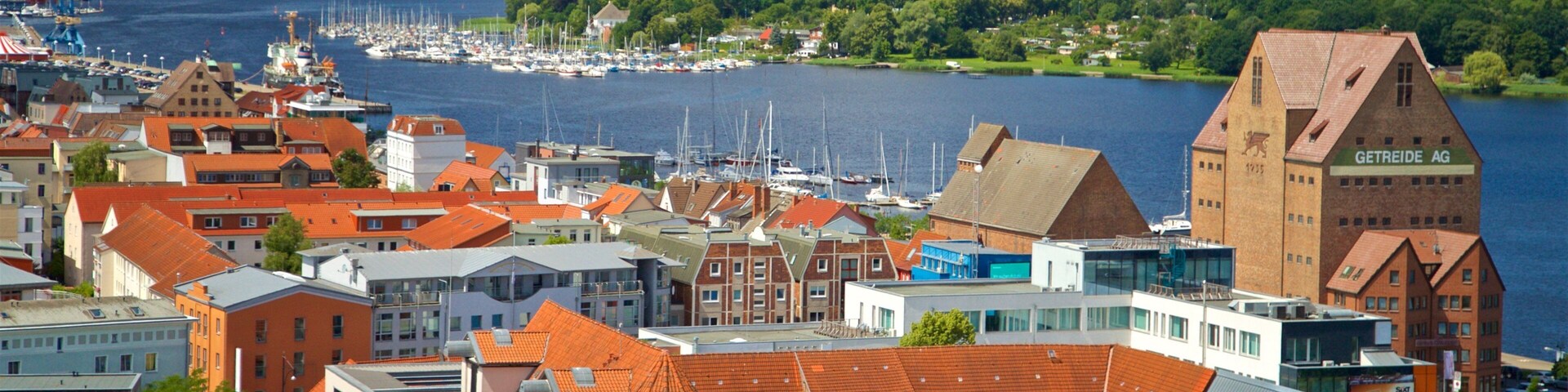 Petrikirche 其中包括 山水美景, 城市 和 河流或小溪