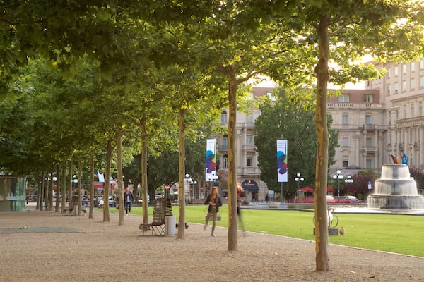 Bowling Green featuring a garden
