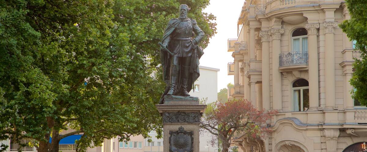 Bowling Green bevat een standbeeld of beeldhouwwerk en historisch erfgoed