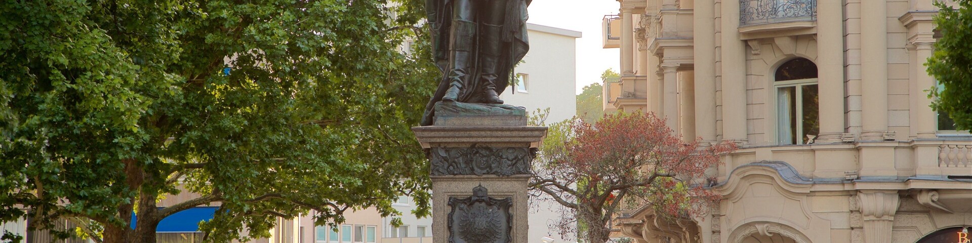 Bowling Green featuring heritage elements and a statue or sculpture