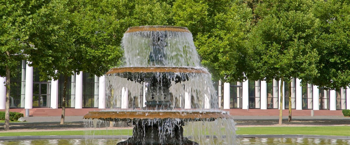 Bowling Green showing a garden and a fountain