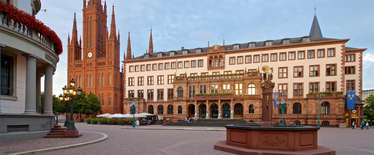 Marktbrunnen som visar en kyrka eller katedral, historisk arkitektur och historiska element