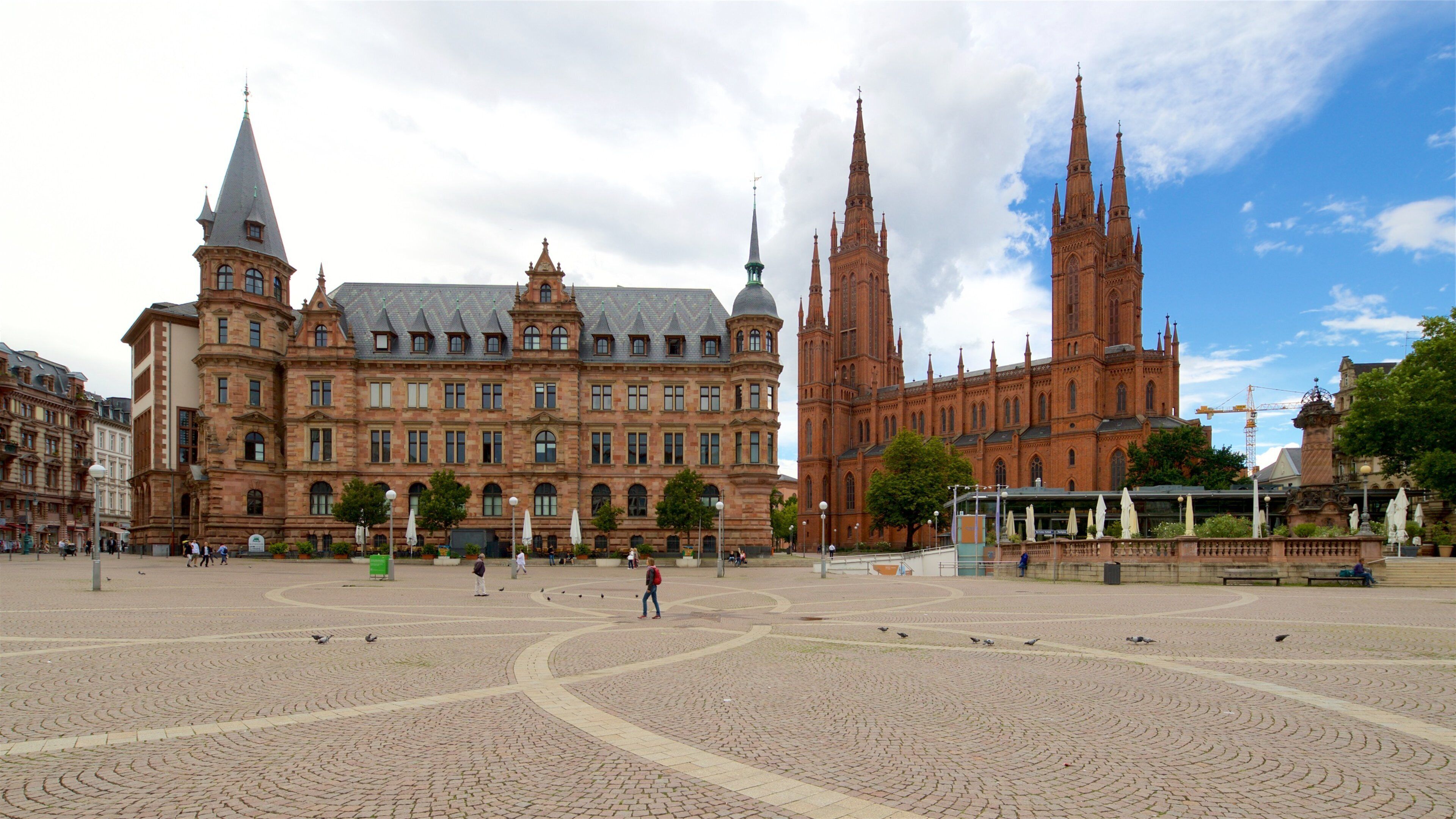 Marktbrunnen que inclui uma igreja ou catedral, arquitetura de patrimônio e uma praça ou plaza