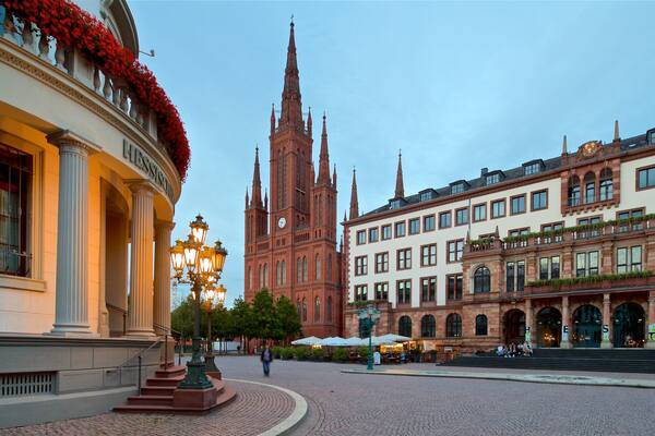 Marktbrunnen mit einem Geschichtliches, Kirche oder Kathedrale und historische Architektur
