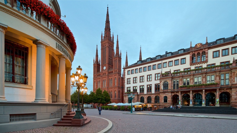 Marktbrunnen mostrando arquitetura de patrimônio, uma igreja ou catedral e elementos de patrimônio