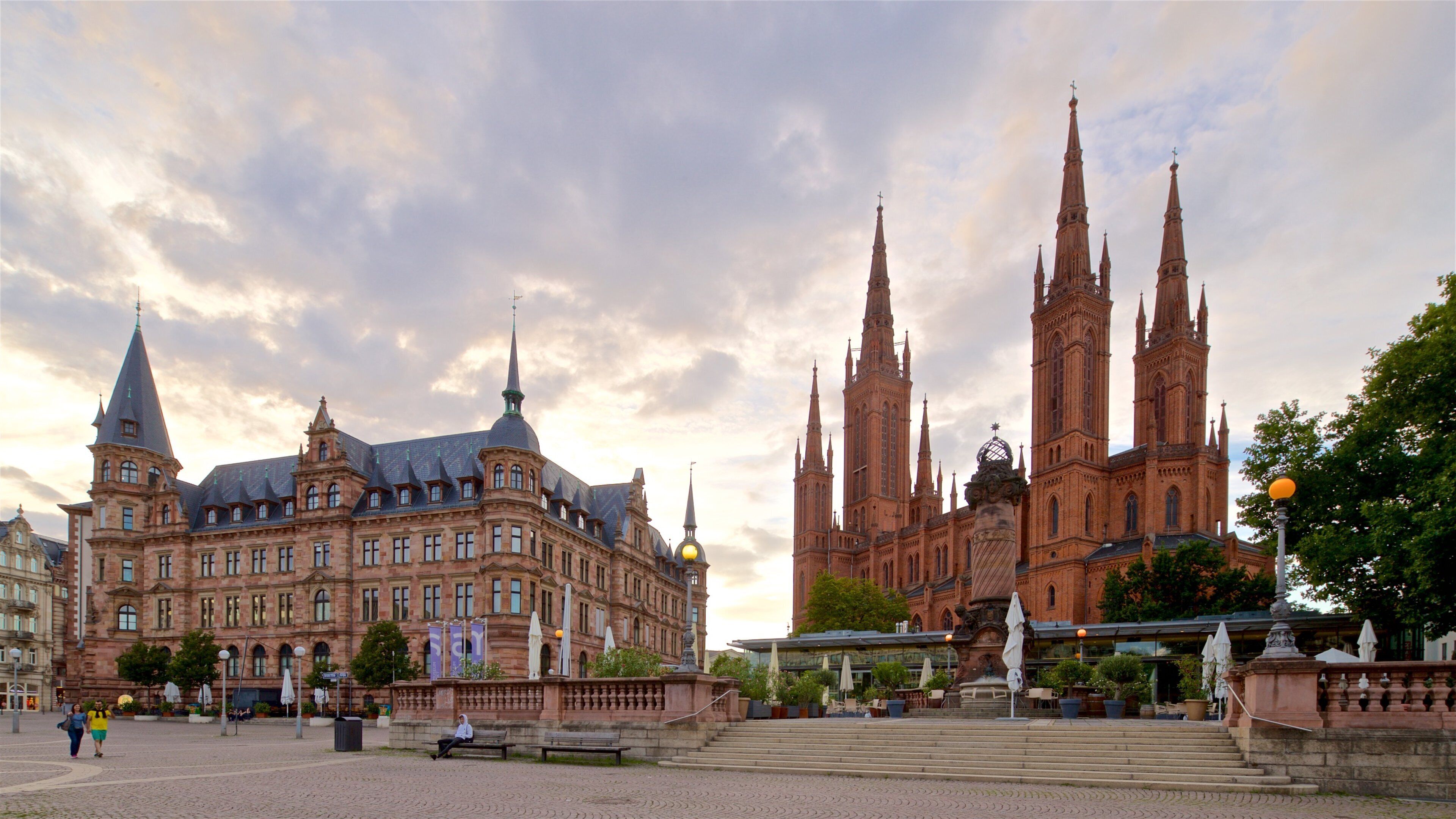 Marktbrunnen fasiliteter samt solnedgang, historisk arkitektur og kirke eller katedral