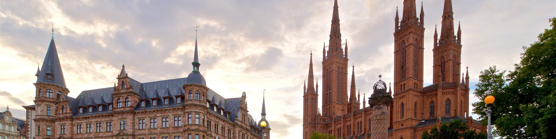 Marktbrunnen ofreciendo un atardecer, una iglesia o catedral y arquitectura patrimonial