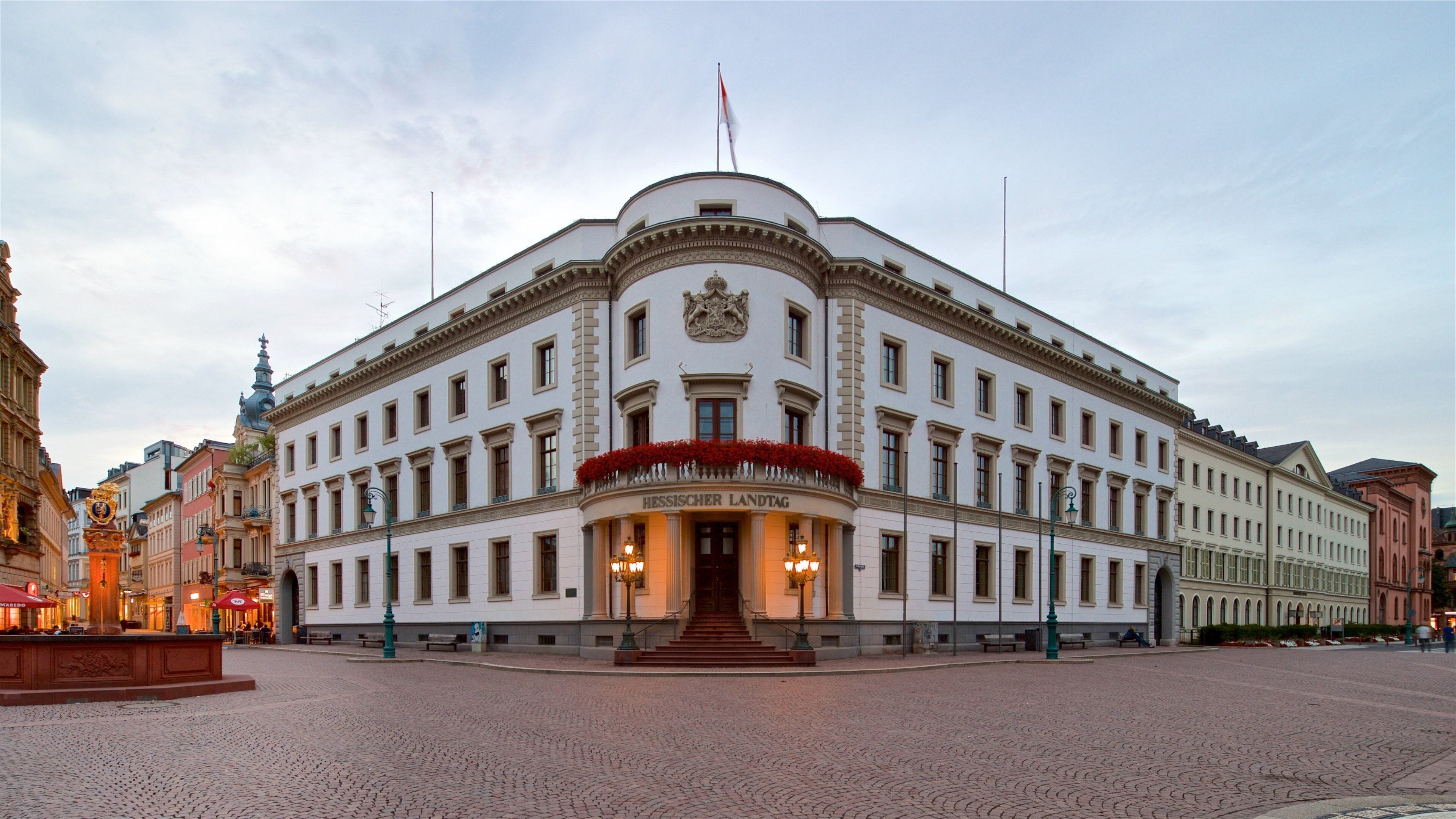 Marktbrunnen 을 보여주는 일몰 과 문화유산 건축