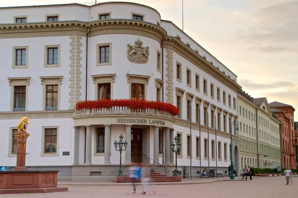 Marktbrunnen showing a fountain, heritage architecture and a city