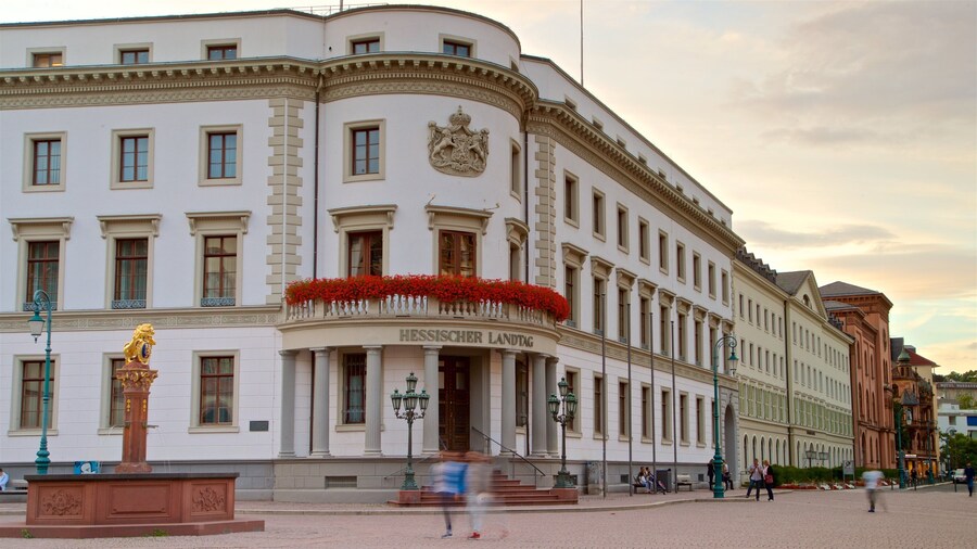 Marktbrunnen showing a city, heritage architecture and a fountain