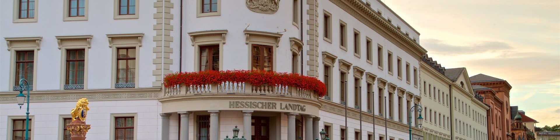 Marktbrunnen caracterizando uma fonte, arquitetura de patrimĂŽnio e um pĂŽr do sol