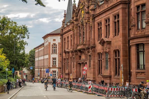 UniversitÀtsbibliothek which includes heritage architecture and a city