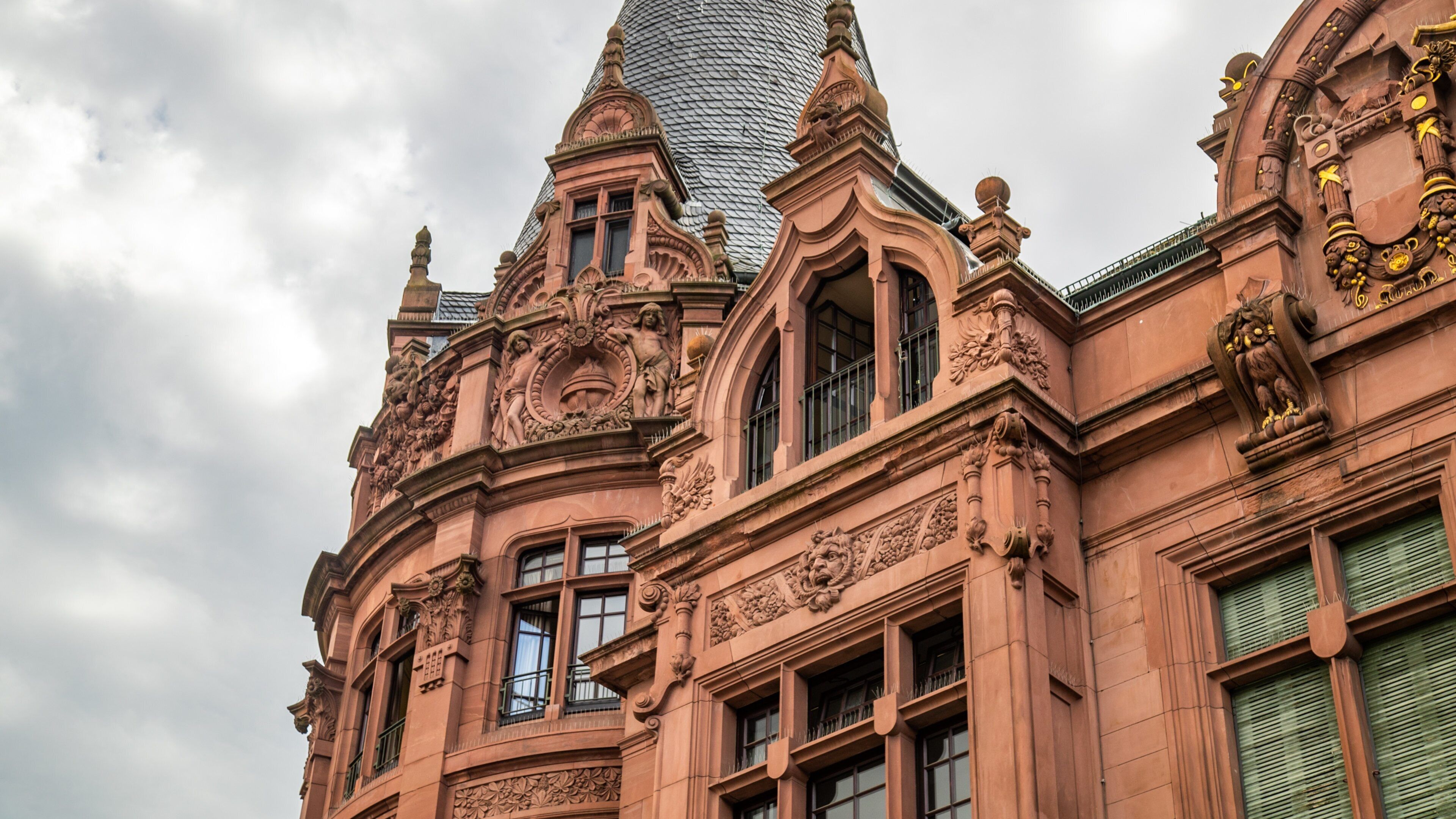 Universitätsbibliothek which includes heritage architecture