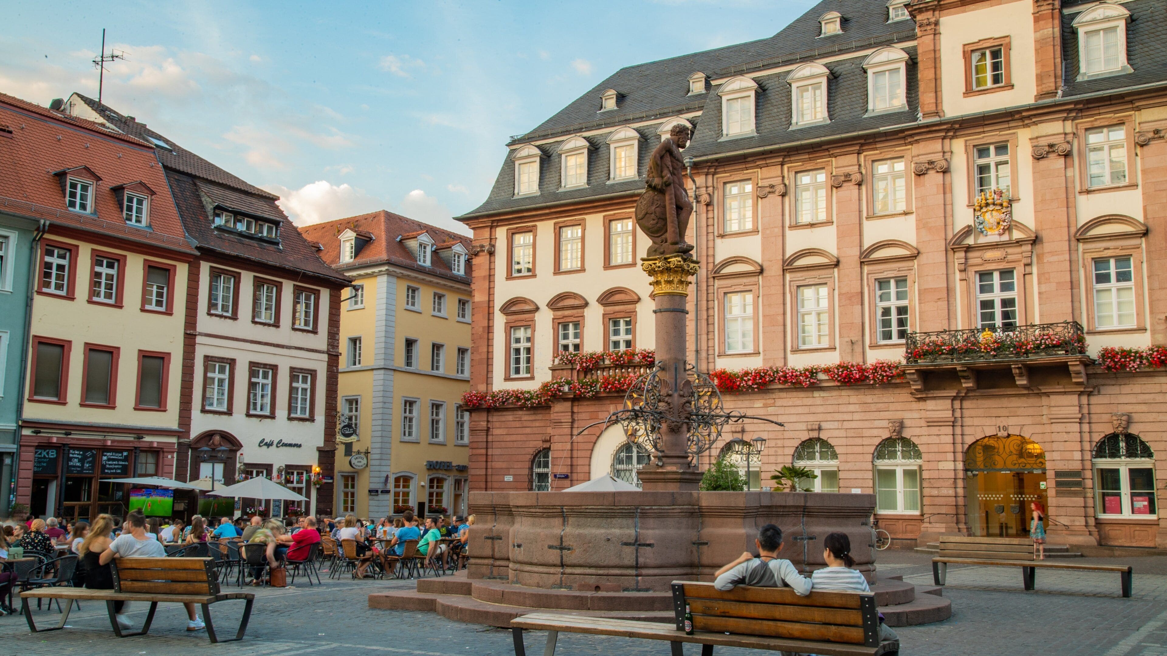 Hercules Fountain which includes outdoor eating, a fountain and a city