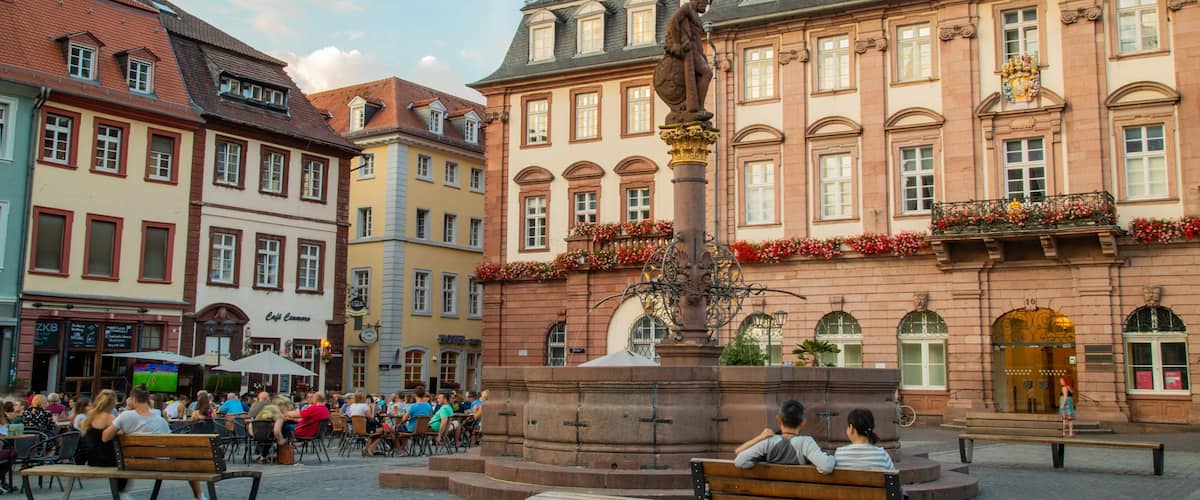 Hercules Fountain which includes outdoor eating, a fountain and a city