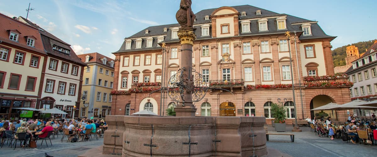 Hercules Fountain which includes a fountain, a city and outdoor eating