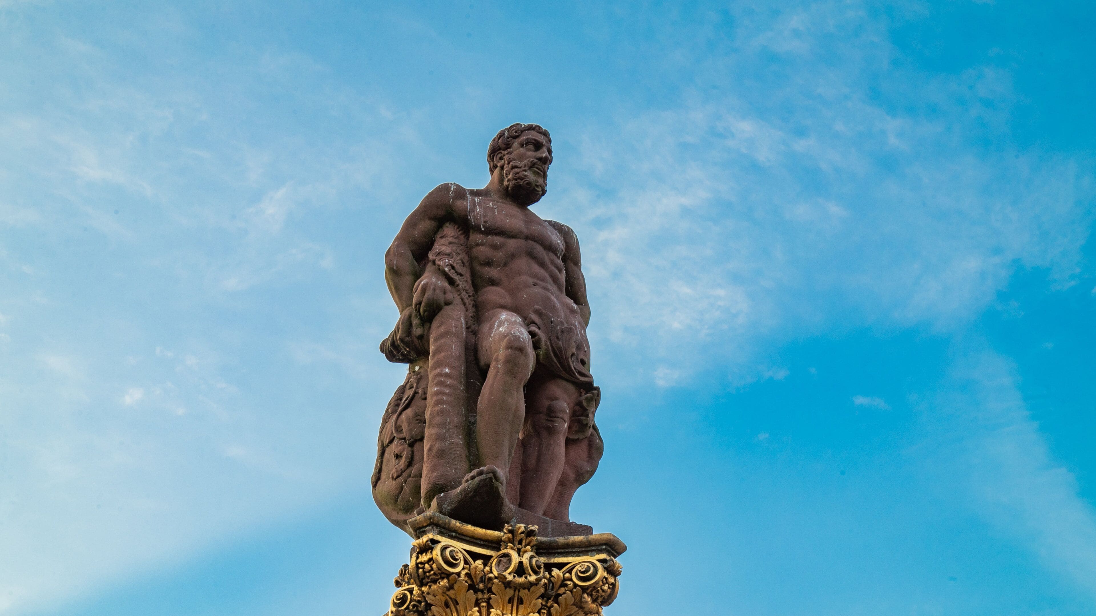 Hercules Fountain showing a statue or sculpture
